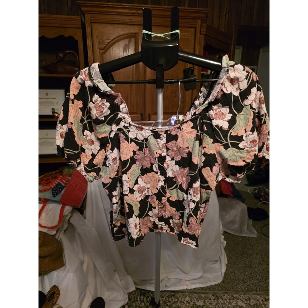 Who What Wear Cropped Shirt With Short Puffed Sleeves Sixe XL 21" PTP, 21"..sexy